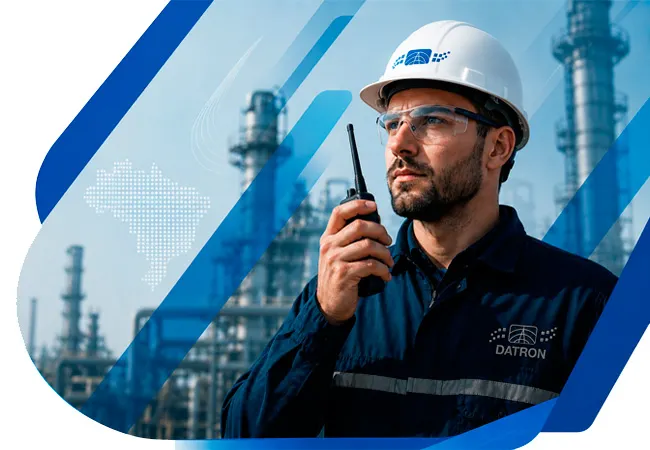 Equipe técnica da Datron em atendimento de radiocomunicação
